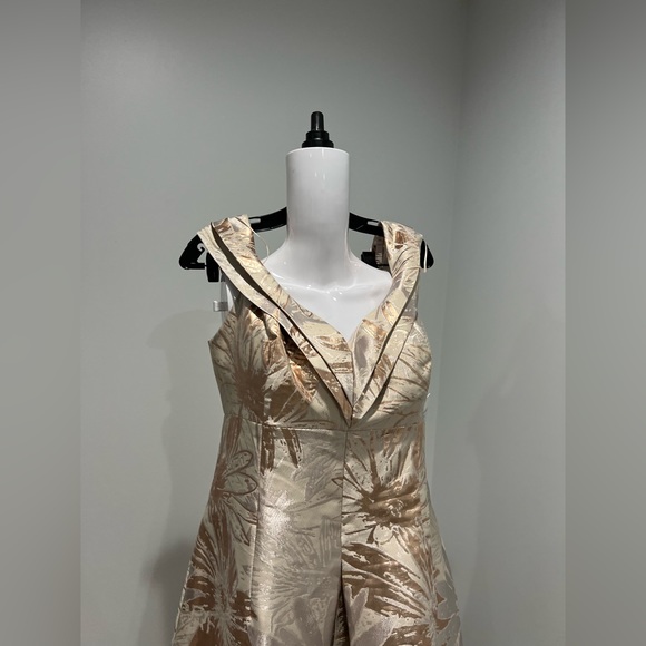 $640 Teri Jon by Rickie Freeman
Portrait Neck Metallic Jacquard Gown size 14 - Picture 9 of 13